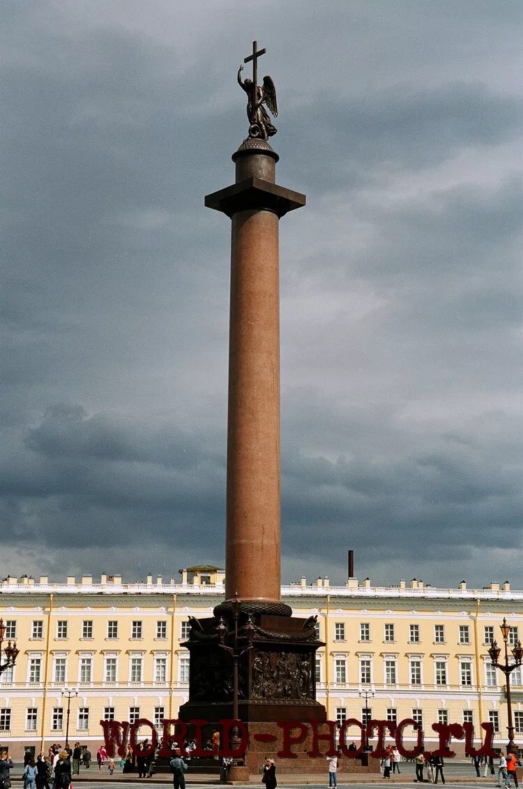 Столп. Монферран Александровская колонна. Александровская колонна Огюст Монферран. Александрийская колонна на Дворцовой площади в Санкт-Петербурге. Дворцовая площадь и Александровская колонна.