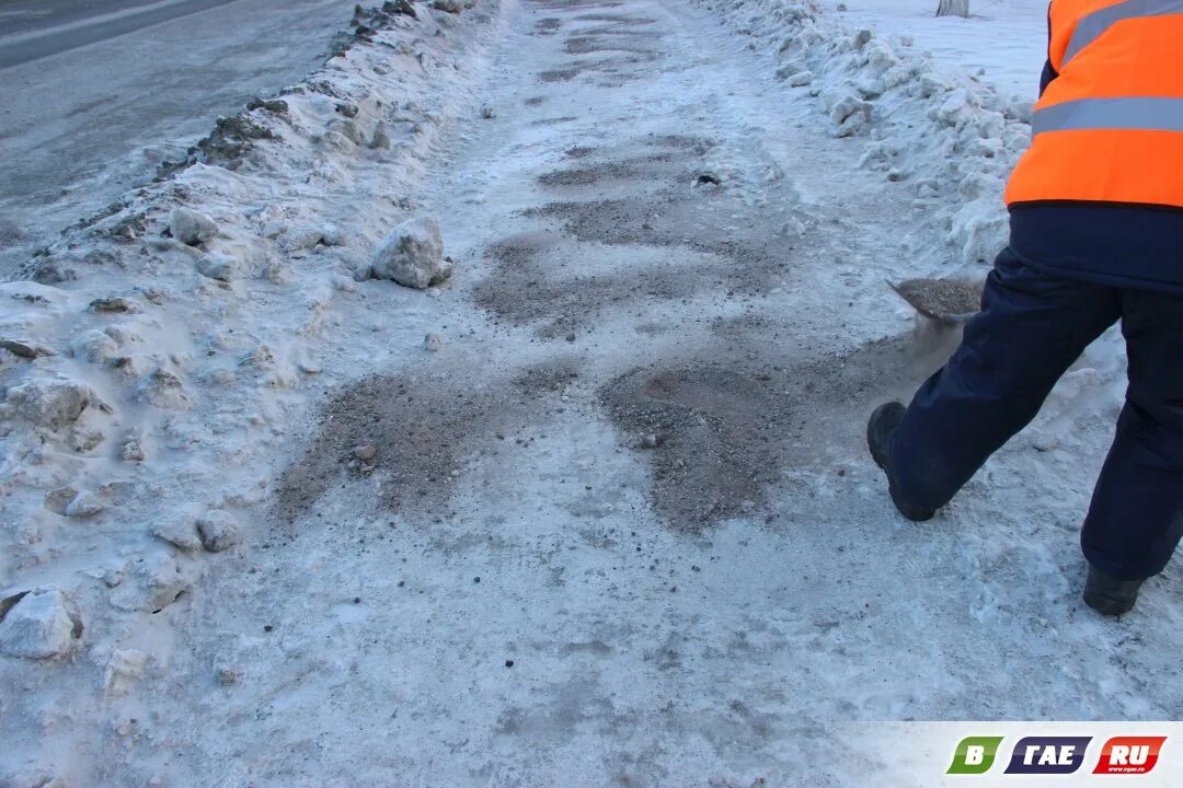 реагенты на дорогах. посыпание дорог солью. чем посыпать тротуар. посыпка тротуаров песком. соль реагент для дорог.