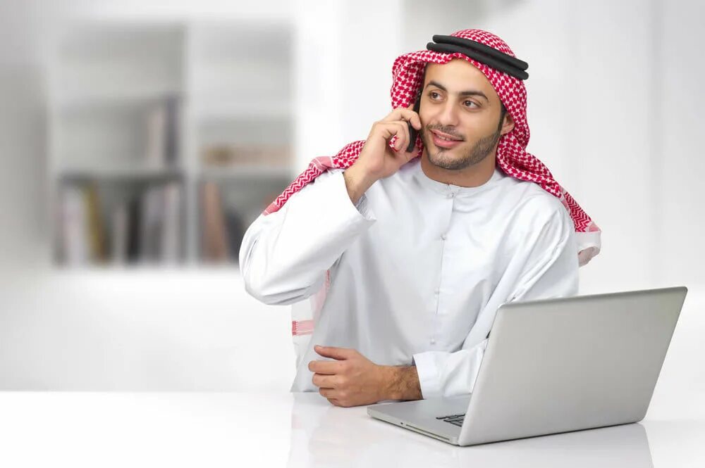 Арабские бизнесмены. Араб бизнесмен. Араб компьютер. Араб за компьютером. Телефон арабов