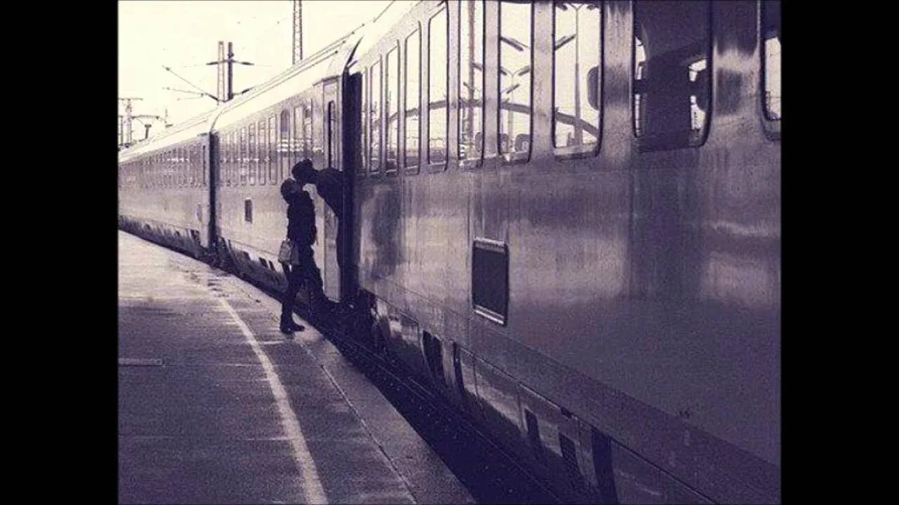 Расставание на вокзале парень туман. Песня тянутся поезда но. Эстетика поезда ночью. Вокзал. Текст песни последняя электричка.