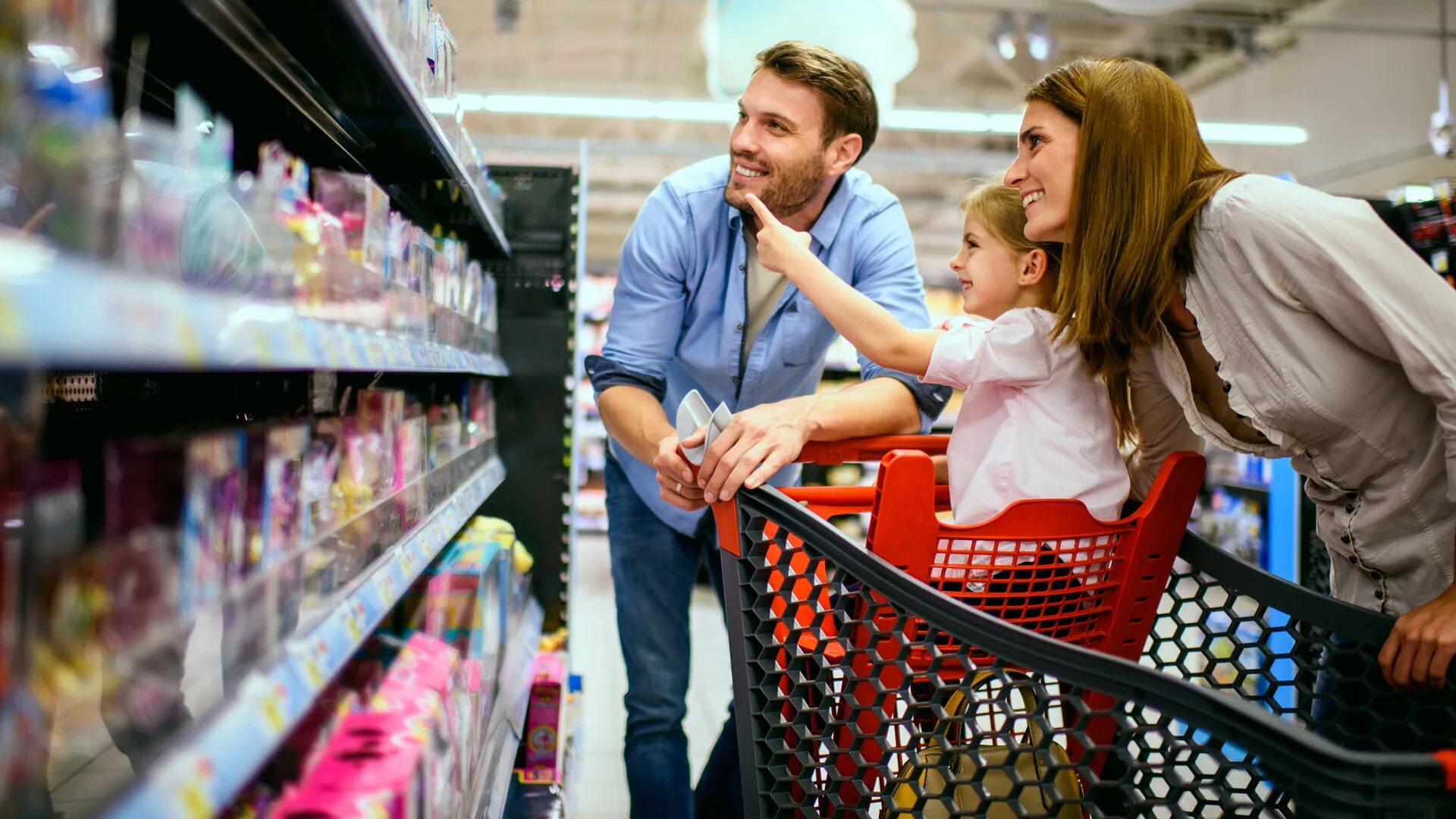 Family 1 shop. Ребенок с родителями в магазине. Семья в магазине. Ребенок в магазине. Семейный поход по магазинам.