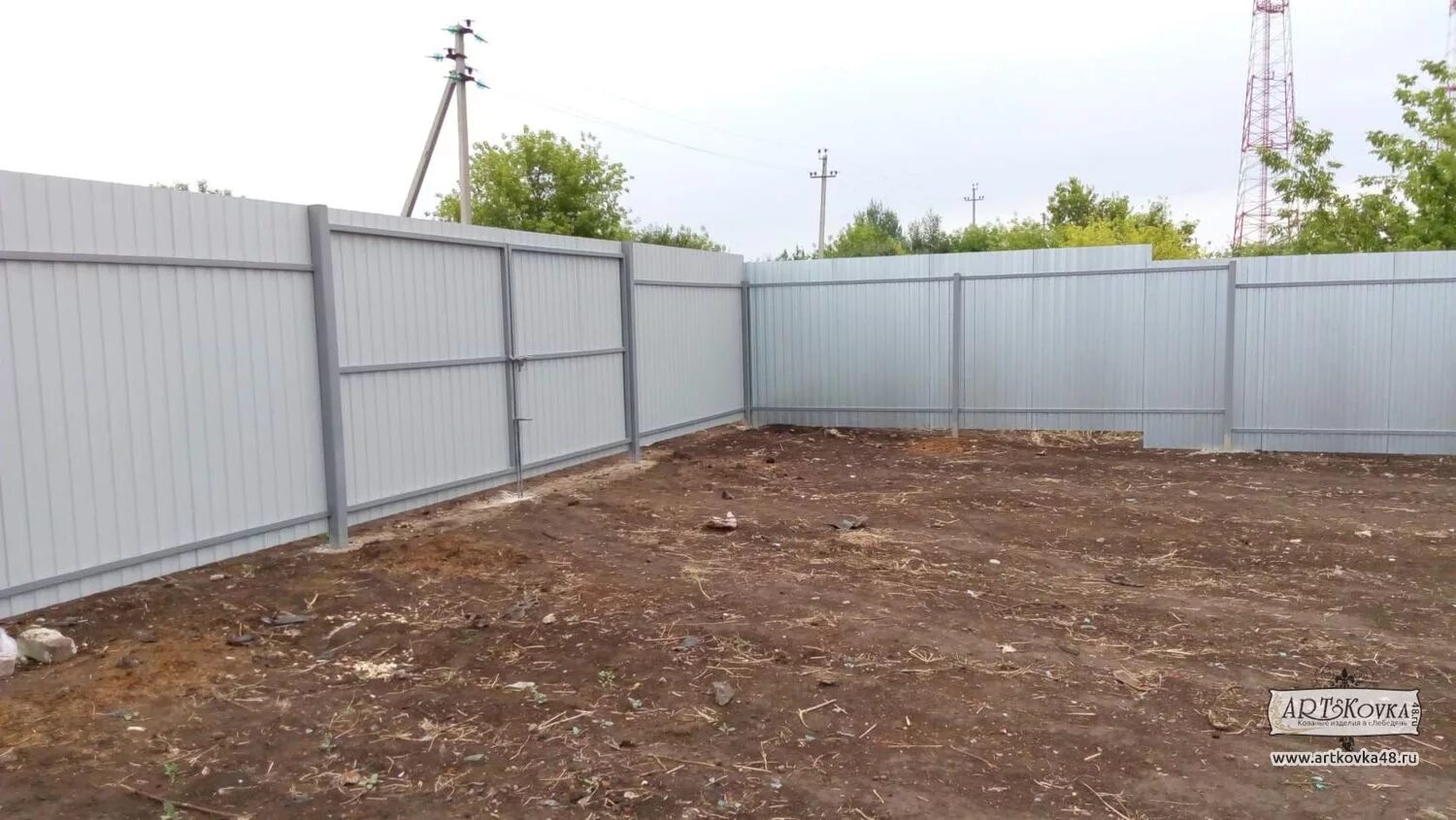 Забор угол. Забор из профнастила. Забор ступеньками из профнастила. Забор из профлиста. Угол забора из профлиста.