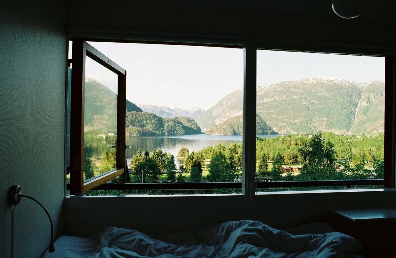 Warm windows. Панорамный вид на горы. Красивые окна. Вид из панорамного окна на природу. Виды окон.