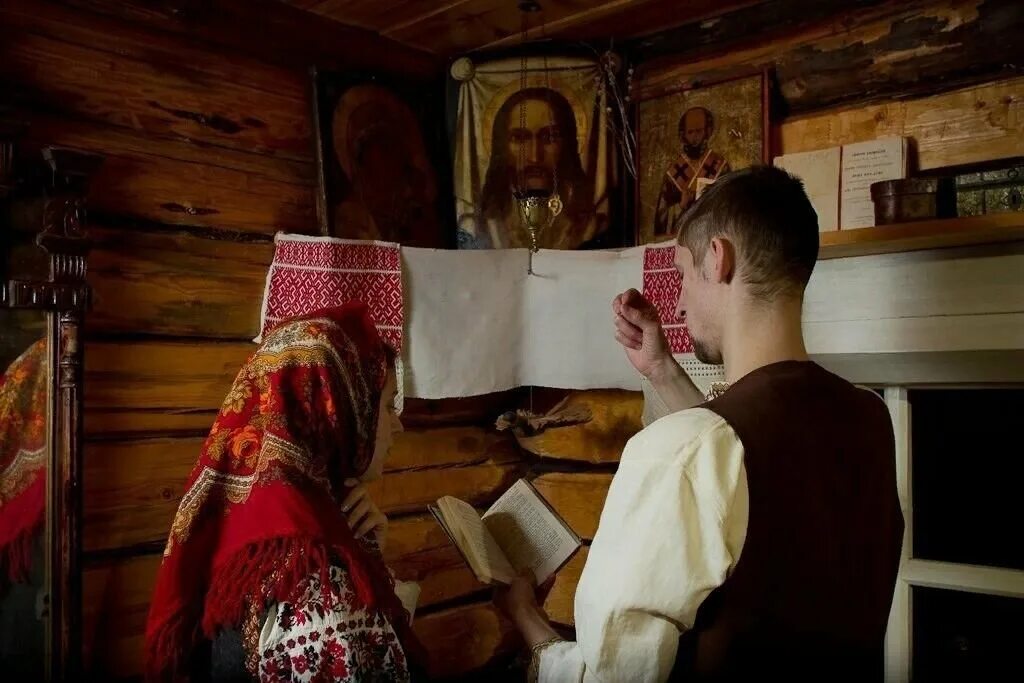 Утреннее молитвенное правило в пост. Православный храм. Человек молится перед иконой. Православная семья молится. Люди в храме.