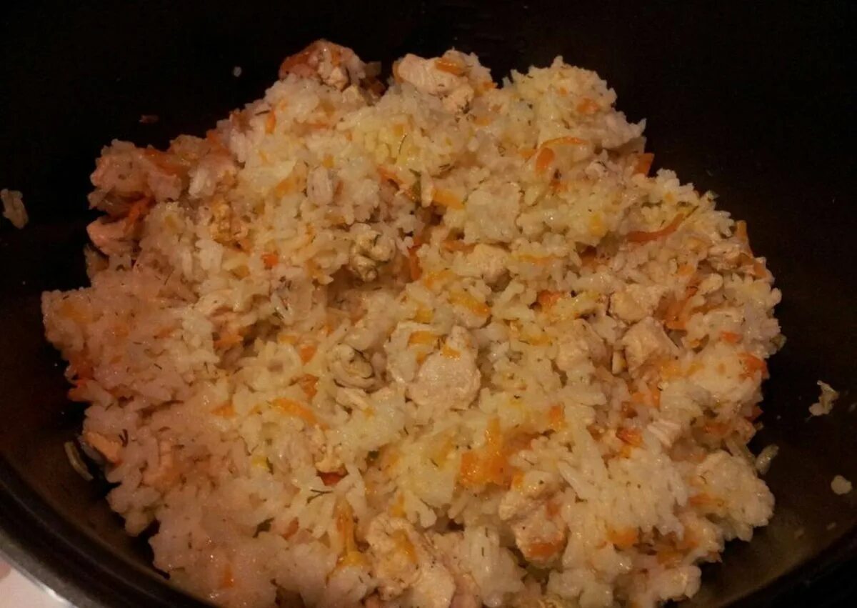 Плов с курицей redmond. Плов с филе курицы. плов из филе курицы в мультиварке. плов в мультиварке с курицей. рассыпчатый плов с курицей.