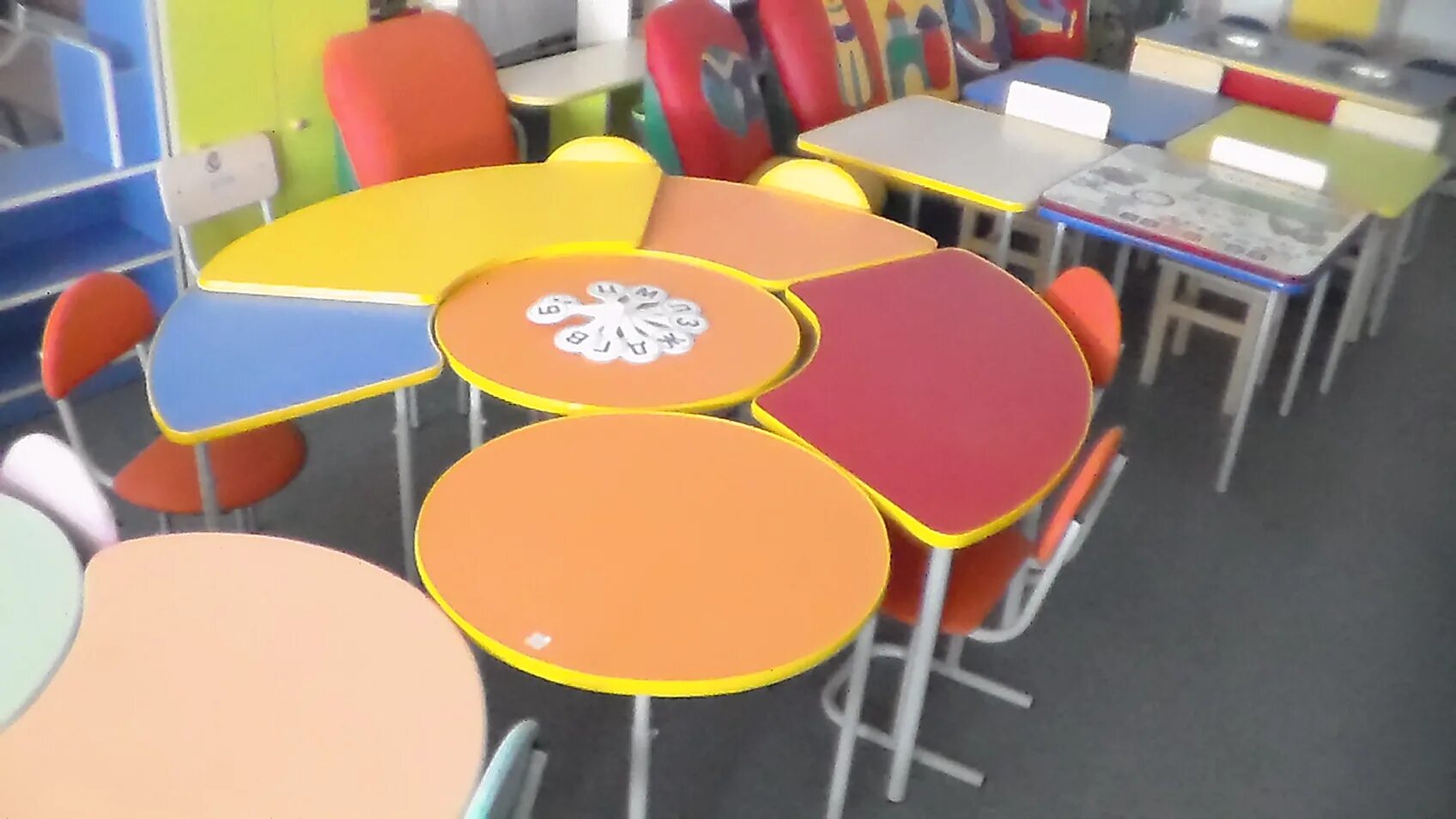 Столы детские для детского сада. Мебель для детского сада. Столик детский для детского сада. Стол для детского центра. Современная мебель для детского сада.