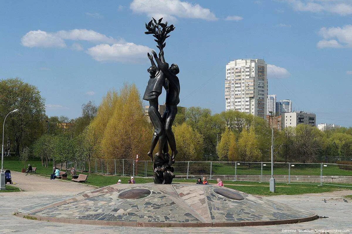Парк является памятником. Монумент в парке дружбы речной вокзал. парк дружбы москва монумент. парк дружбы на речном вокзале памятники. парк дружбы фестивальный цветок.