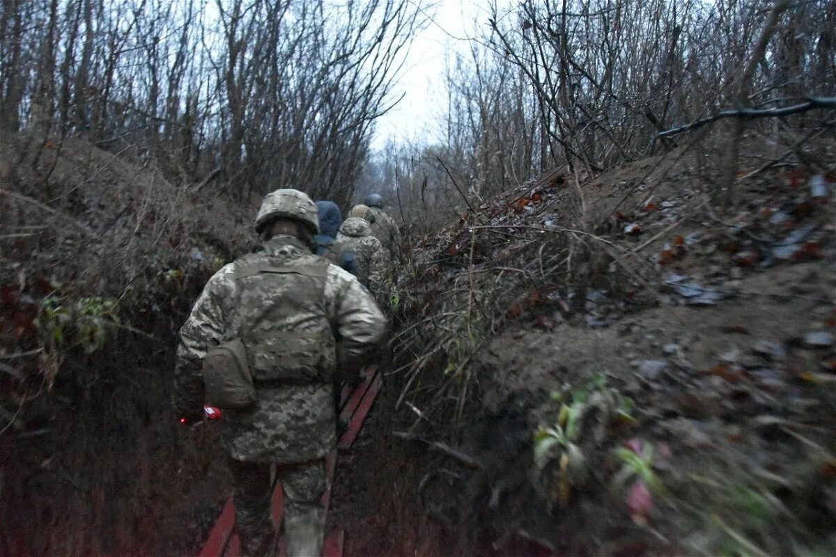 Вывели из окружения. Авдеевка отступление ВСУ. Покинузлтые позиции ВСУ. Боевые действия. Российские военные на поле боя в Донбассе.