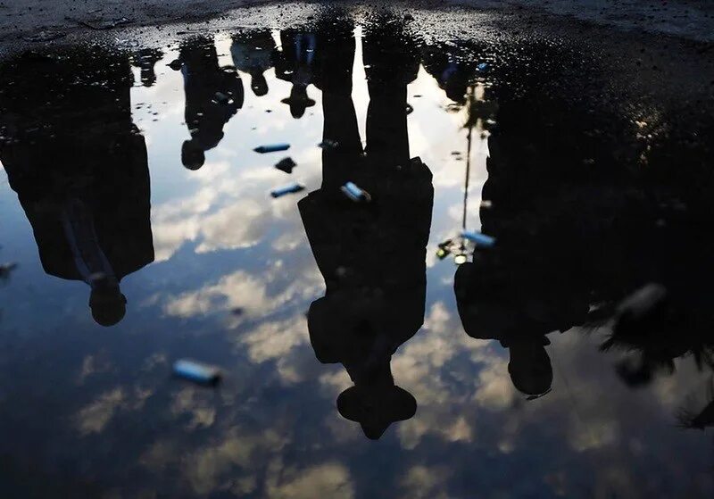 Отражение 10 11. Отражение человека в воде. отражение в луже. вода отражение силуэта. отражение в воде.