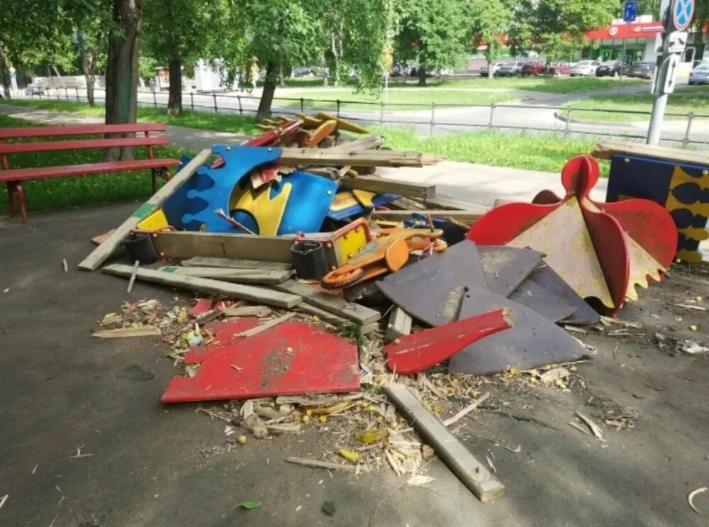 Ломают детскую площадку
