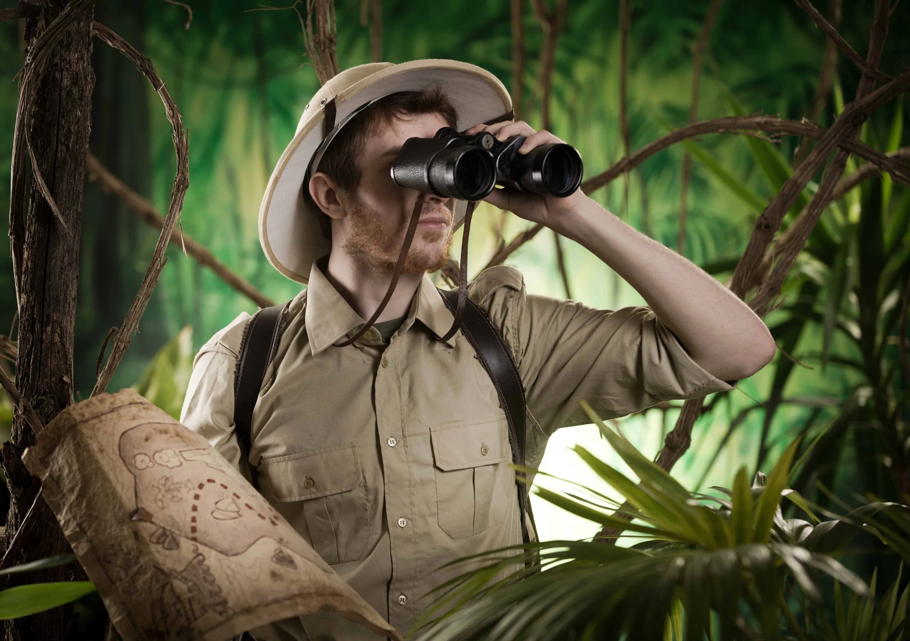 Исследователь джунглей. Путешественник в джунглях. Туристы в джунглях. Экспедиция в джунгли.