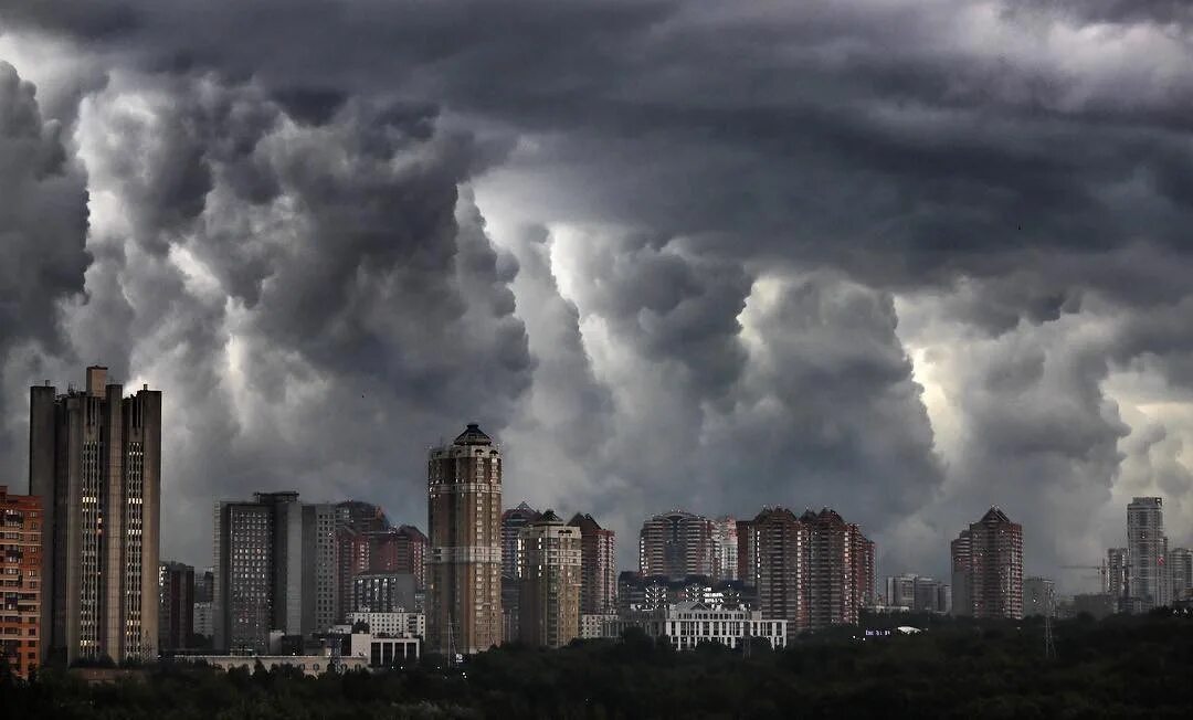 Ветер г москва. Торнадо в Москве. Шквал в Москве. Ураган в Москве. Ураган в городе.
