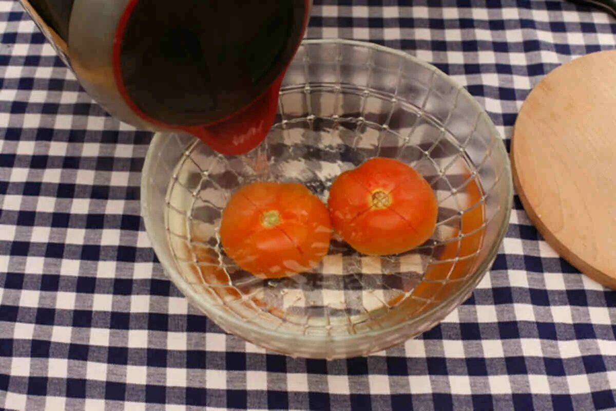 Кожура томатов. Кожура помидора. Помидор без кожуры. Очищенные помидоры. Помидорка без кожуры.