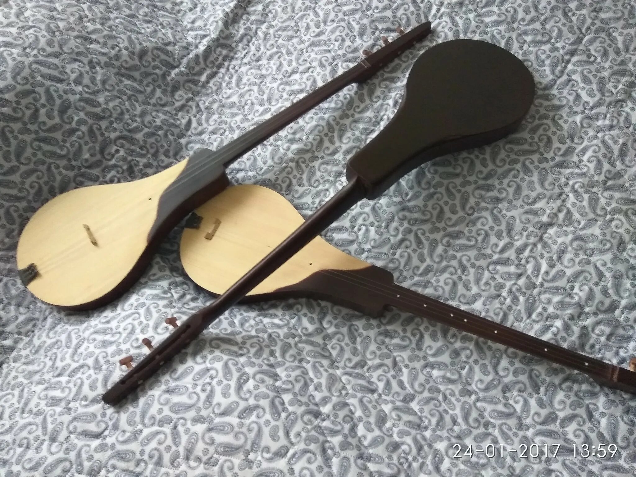 Комуз киргизский народный инструмент. Комуз. Национальный киргизский инструмент комуз. Комуз киргизский инструмент. Киргизские национальные музыкальные инструменты комуз.