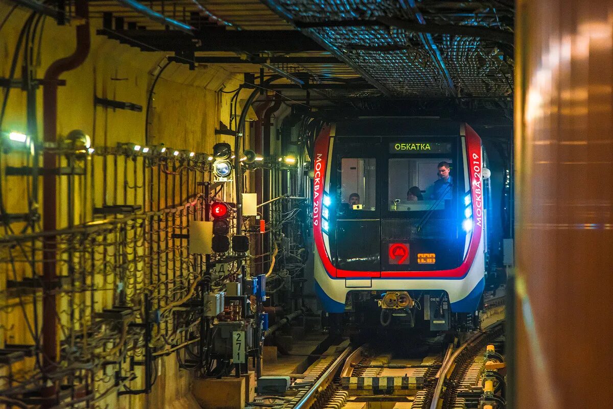 Живу в москве метро. Метро поезда Московского метрополитена. Московский метрополитен вагоны метро. Станция Бранево метрополитена. 81-765 Москва 2020.