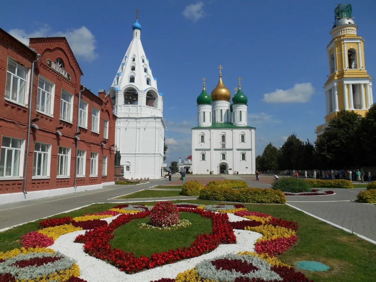 Коломенская областная. Коломенский Кремль Коломна. Коломенский Кремль достопримечательности Коломны. Соборная площадь Коломна. Коломенский Кремль памятник.