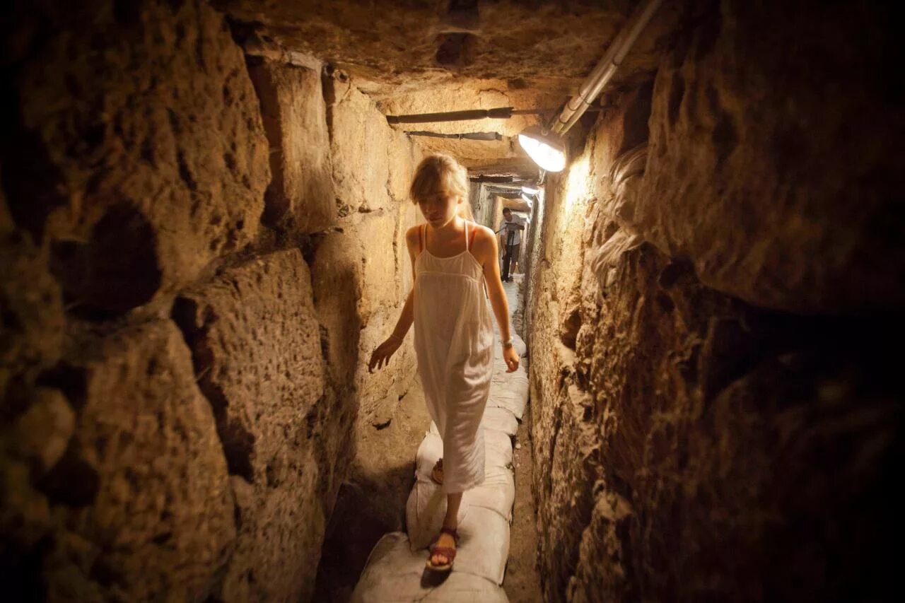 Девушка в подземелье. Заброшенная пещера. Люди живущие под землей.