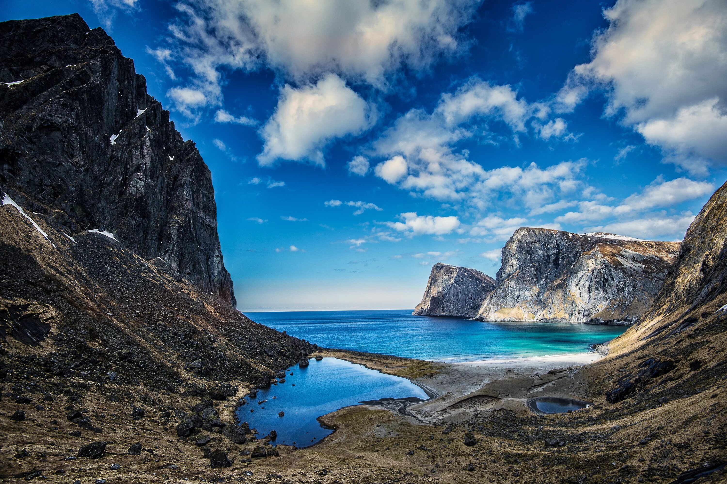 Фон море горы. Лофотенские острова Норвегия 3840x2160. Лофотенские острова стадион. Море и горы. Побережье океана.