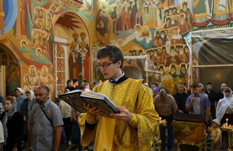 Чтение евангелия на литургии. В ночь с 31 декабря на 1 января литургия. Собор фото. Диакон сретенского монастыря. 31 октября литургия 10.