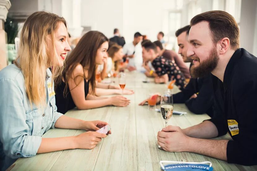 Человек нетворкинг. Быстрые свидания. быстрые свидания speed dating. вечеринка speed dating. нетворкинг в кафе.