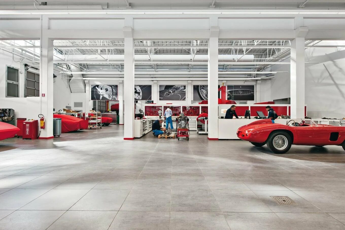 Vehicle garage. Бмв в гараже. Гараж для автомобиля. Машина в автосервисе. Vehicle garage.