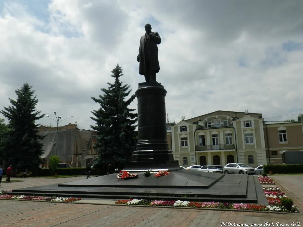 Памятник Ленину Владикавказ. Памятник Орджоникидзе во Владикавказе. Площадь Ленина Владикавказ. Площадь Победы Владикавказ.