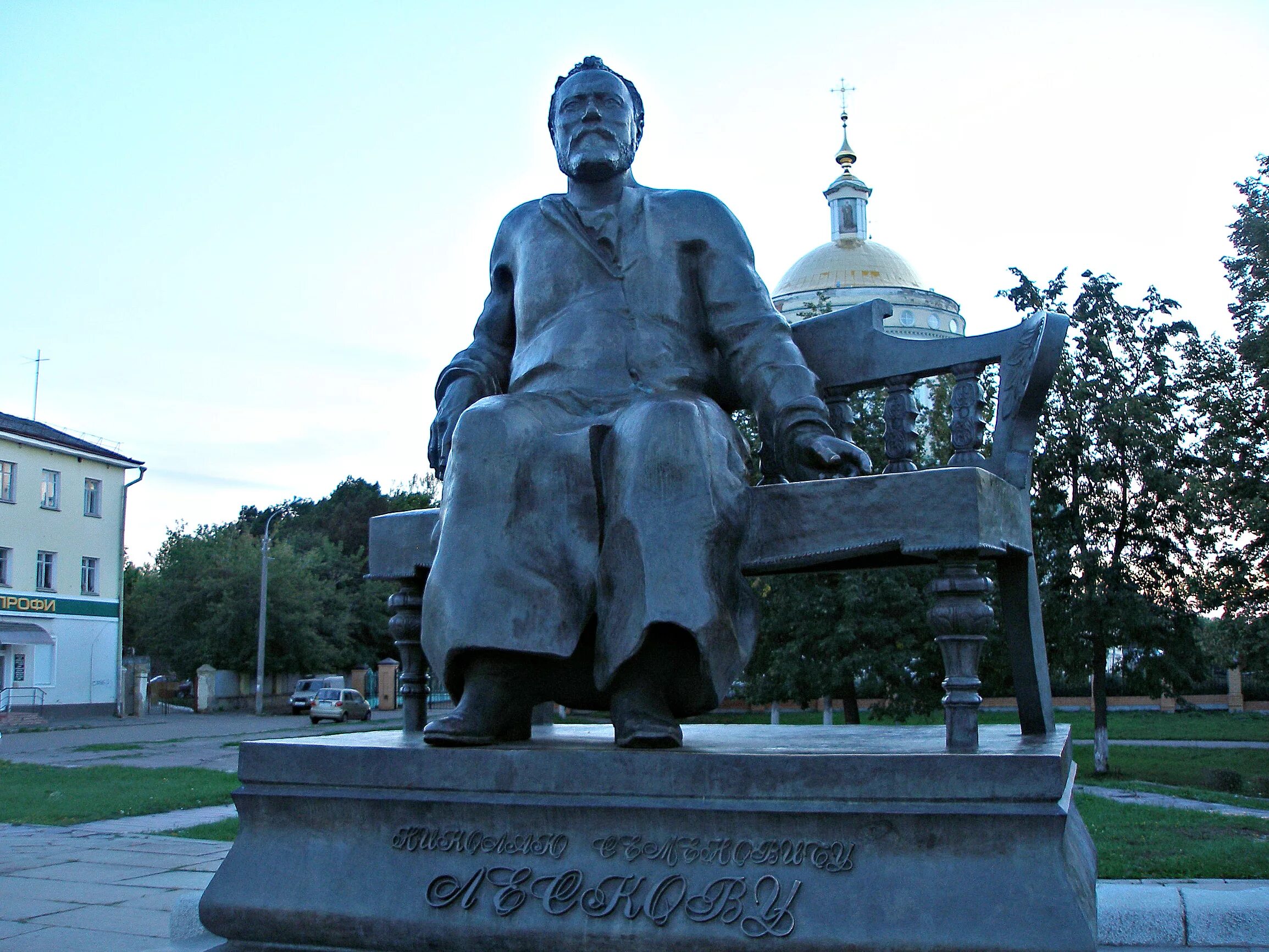 Город орёл памятник Лескову. Памятник Николаю Лескову в Орле. Памятник Николаю Семеновичу Лескову. Н С Лесков памятник в Орле.