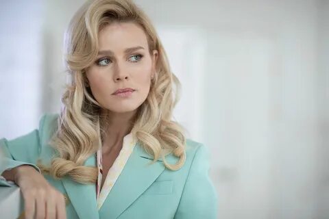 Әйелдің кеудесі және әдемі емшегі