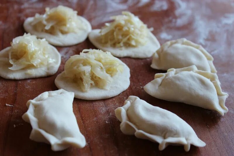 Блюдо с пельменями. Пельмени и к. Пельмени «вкусные». Переваренные пельмени. Начинка для пельменей.