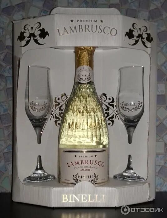 Игристое премиум полусладкое. Игристое вино binelli premium lambrusco. ламбруско премиум игристое.