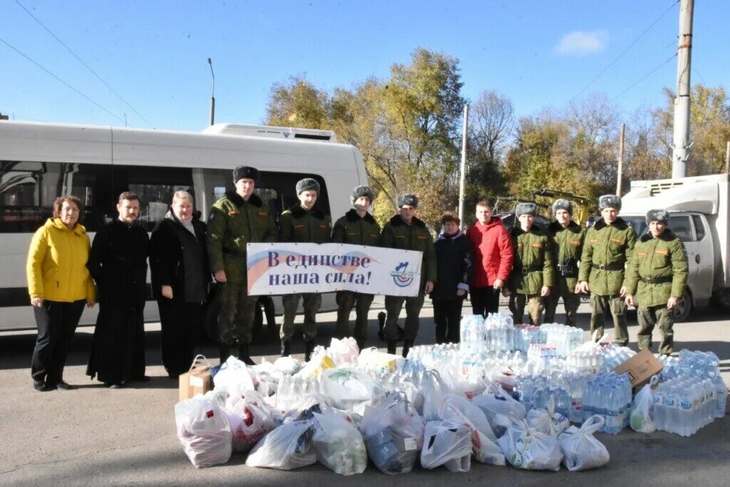Поддержка военнослужащих. Военные помогают жителям. Гуманитарная помощь. Передать помощь солдатам. Посылка в армию.