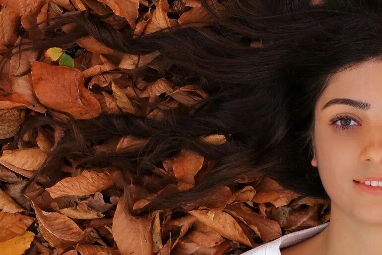 Осенью выпадают волосы у женщины. Осенью выпадают волосы у женщины. Ослабление и выпадение волос. Редкие волосы у женщин. Осенью выпадают волосы у женщины.