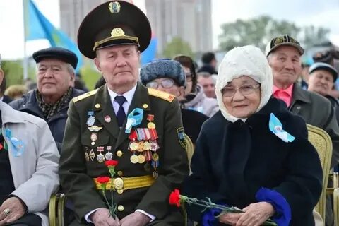 Бөксесін көтеріп тұрған жалаңаш қыздардың суреттері