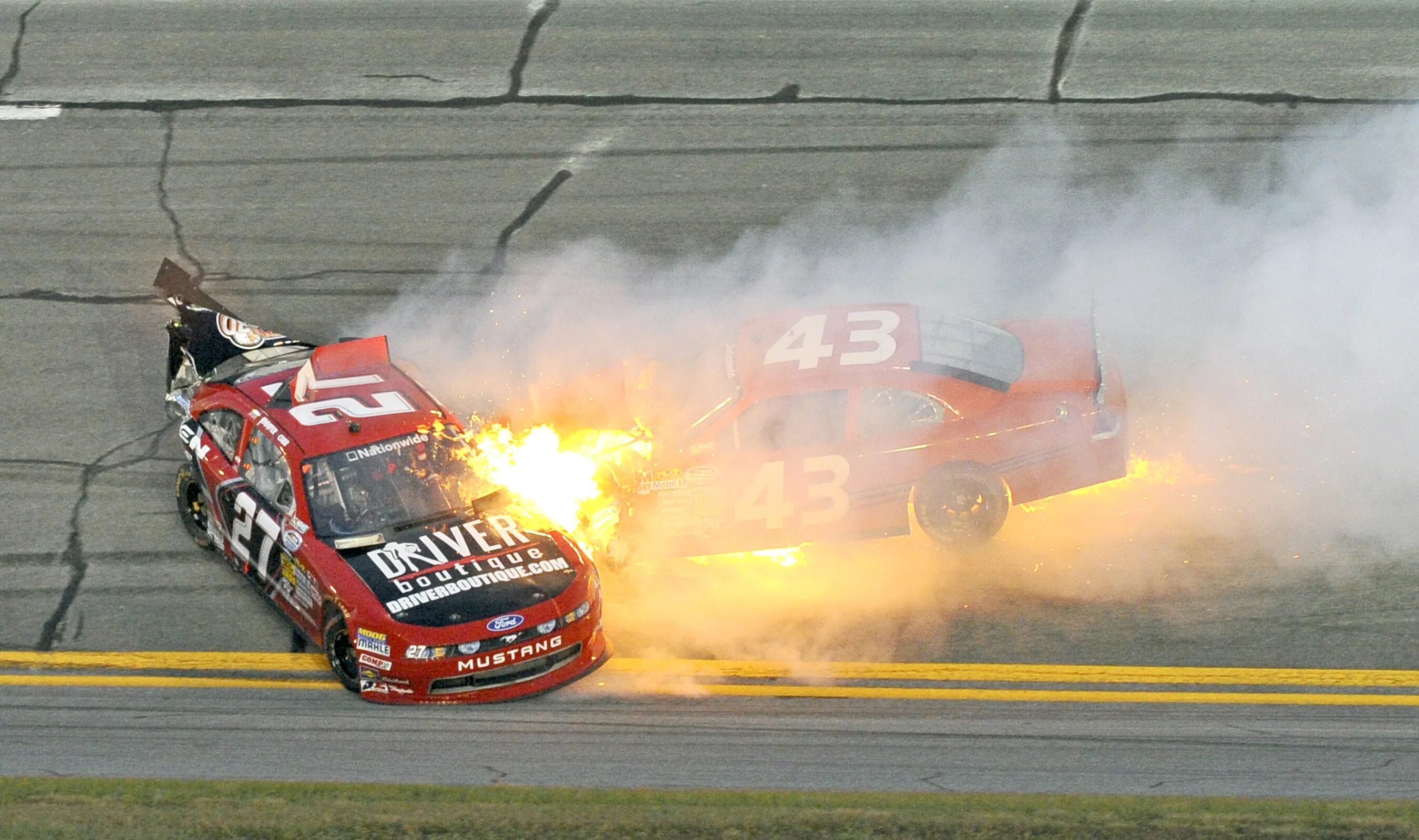 Тачки где можно гонять. NASCAR гонщики NASCAR. Дрифтинг наскар. NASCAR дрифт. Гоночные машины.