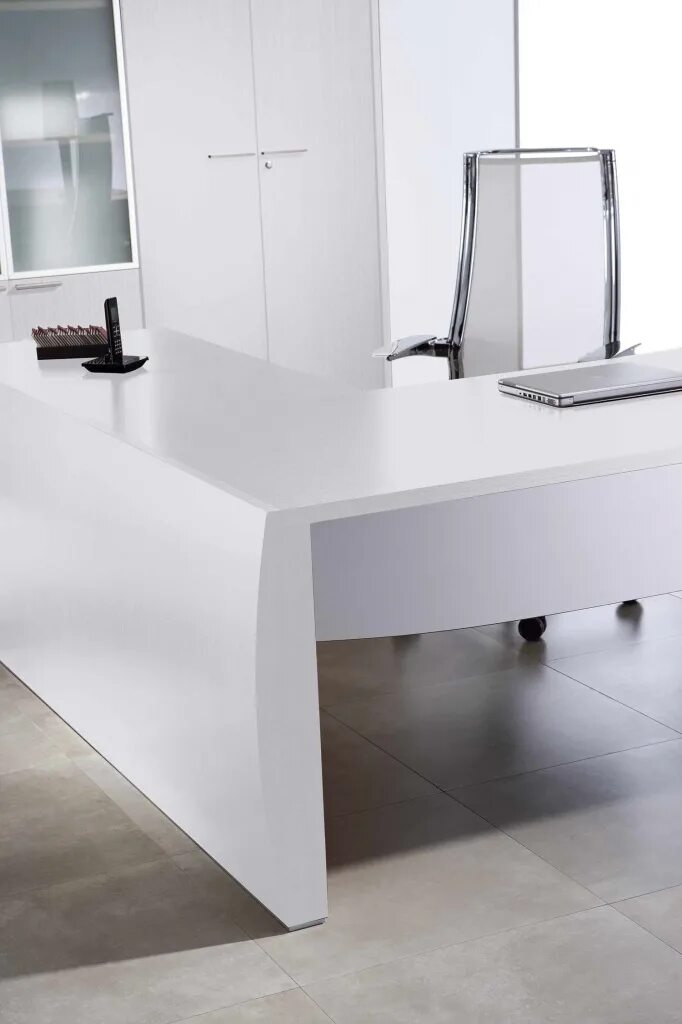 современный офисный стол. стол руководителя белый. стол руководителя дизайнерский. стол руководителя белый. белый стол для офиса.