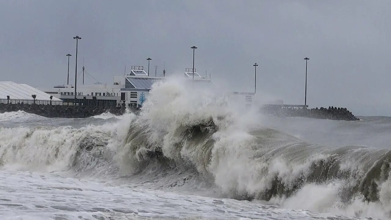 Сочинская лига знак. Шторм на черном море в сочи. Сочи шторм июль 2021. Мамайка сочи зима. Красная поляна 2021.