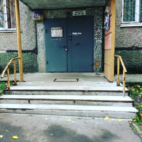 крыльцо перед подъездом. объявление на домофон. как правильнососавить объявление. бордюр перед подъездом. тротуар перед подъездом.