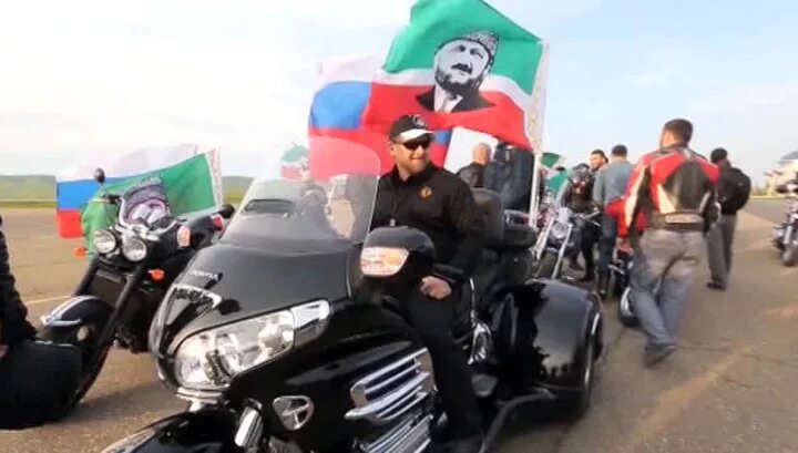 хирург байкер и кадыров. рамзан кадыров ночные волки. кадыров ночные волки. рамзан кадыров ночные волки. александр хирург залдостанов и кадыров.