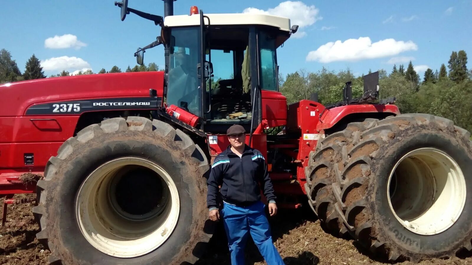 подростки на тракторе. спк рассвет малопургинский район. удмуртия работа тракторист. машинист комбайна. удмуртия работа тракторист.