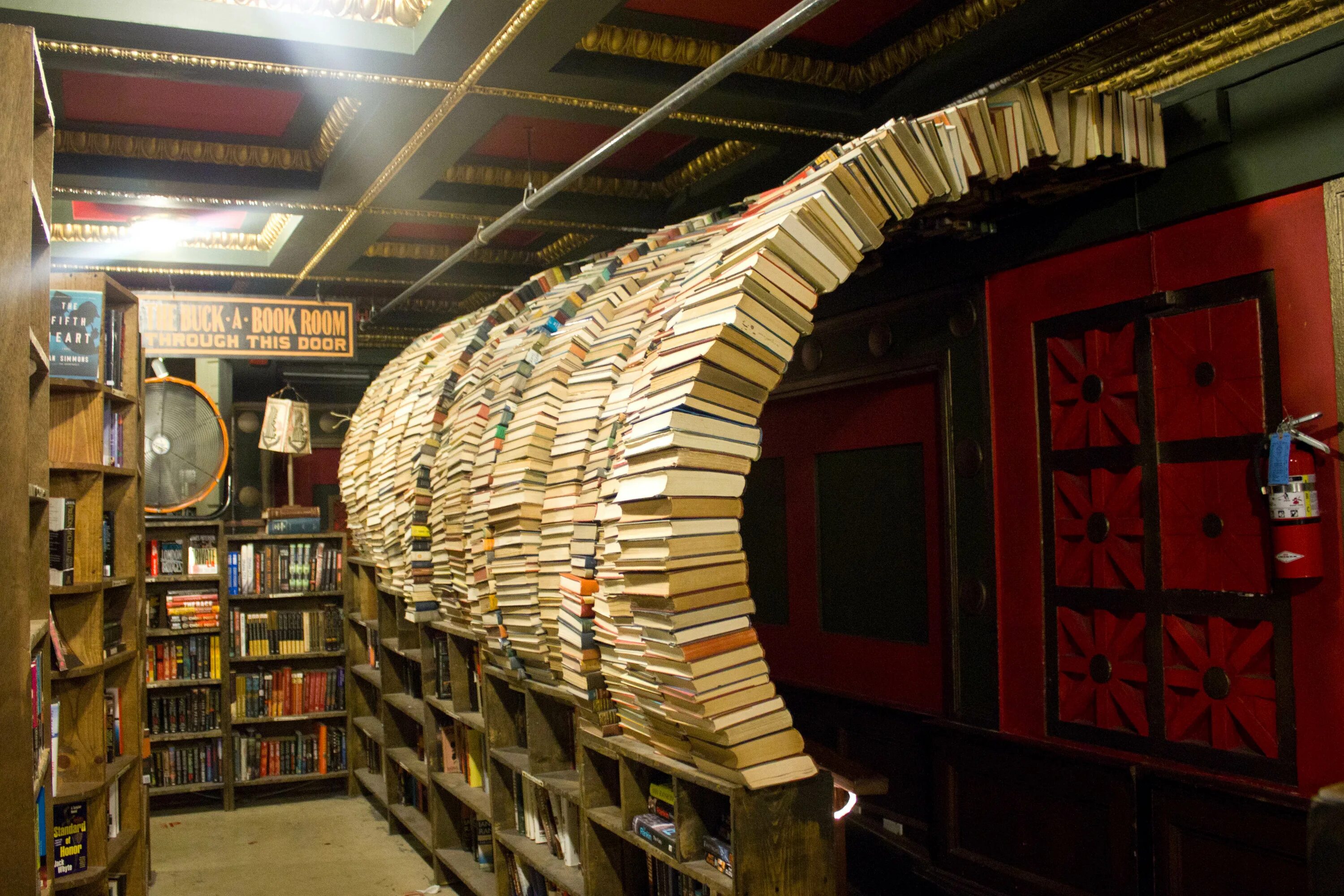 The last bookstore, Лос-Анджелес. Американские книжные магазины. Американская книжная Лавка. The books in this shop are