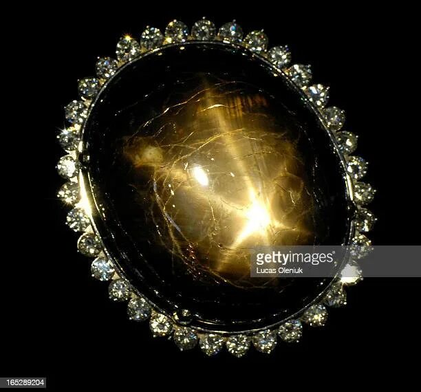 Самая черная звезда. Чёрная звезда Квинсленда (733 карата). Звезда Квинсленда сапфир. Сапфир черная звезда. Квинсленд черный сапфир.