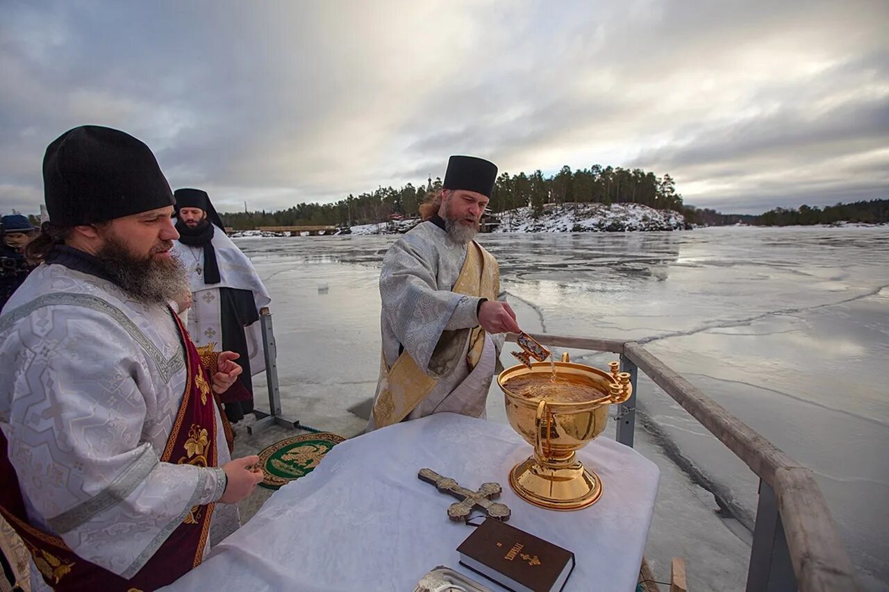 Освятить воду в домашних. Освящение воды. Освящение воды на крещение. Крещение Валаам. Валаамский монастырь крещение прорубь.