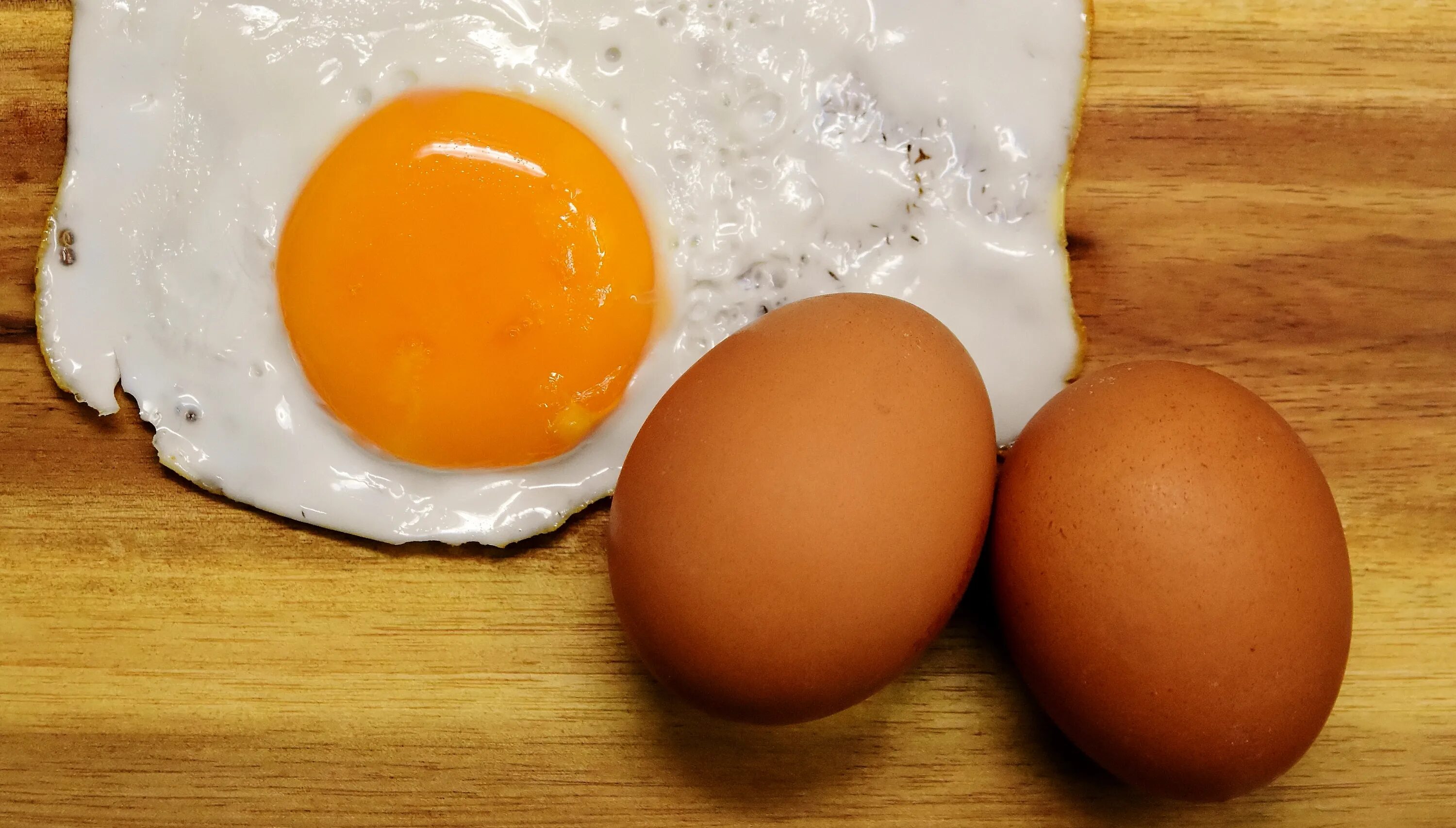 Белок куриного яйца. Яичный желток. Диетические яйца. Курица с яйцами.