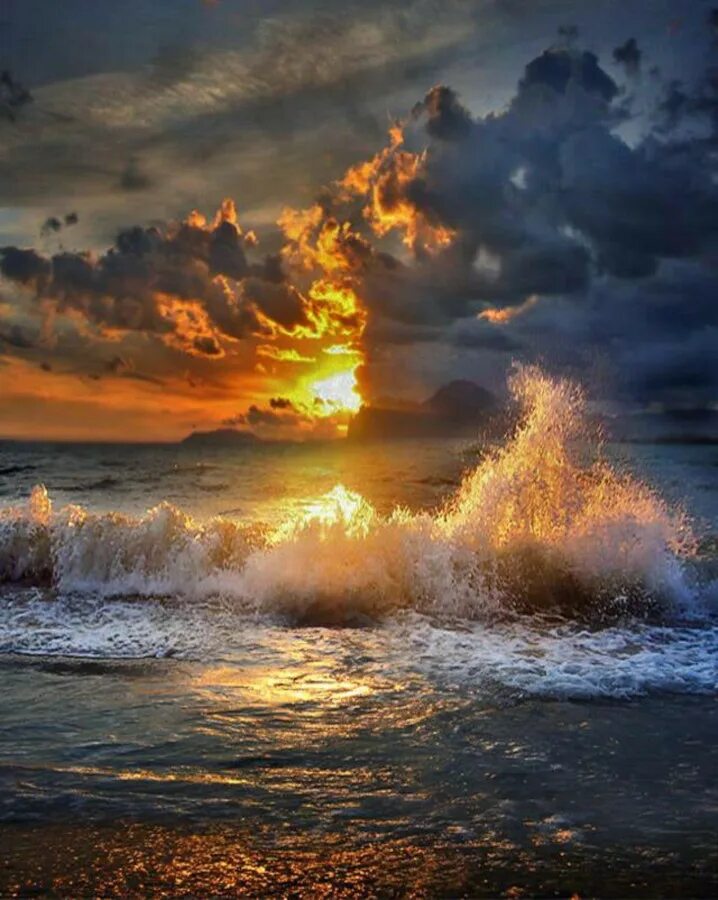 закат на море. морской закат. набегающая волна азовское море. волны на заре. рассвет на море.