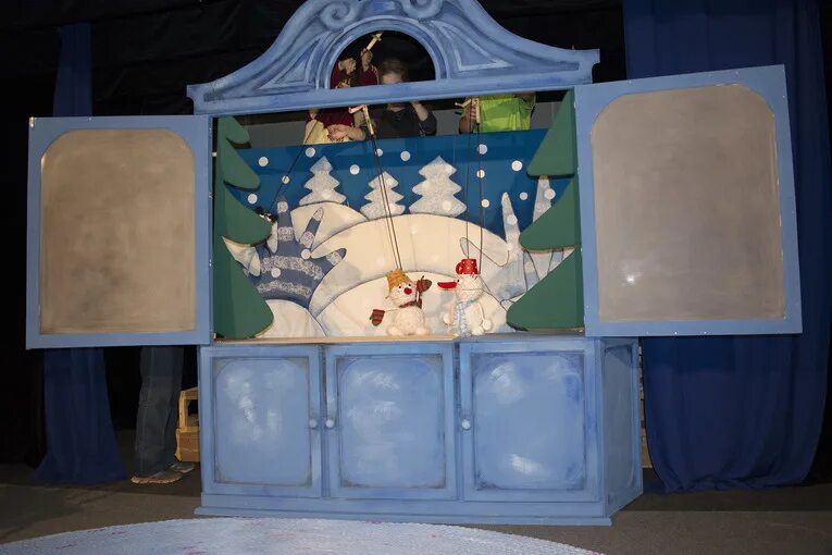 Сцена с декорациями. Зимний кукольный театр. Республиканский театр кукол йошкар-ола спектакли. Зимний кукольный театр. Кукольный театр зима.