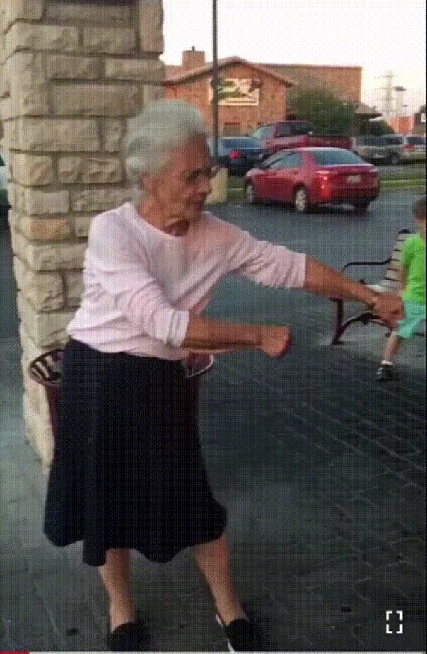 Где бабушки танцуют. Танцующая бабушка. Пенсионеры танцуют. Бабуля танцует. Бабушка пляшет.