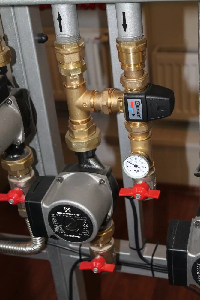 термоголовка для тёплого пола водяного на коллектор. данфосс трехходовой клапан для смесительного узла. термоголовка для тёплого пола водяного на коллектор. установка термоголовки на теплый пол. смесительный узел валтек для теплого с коллектором.