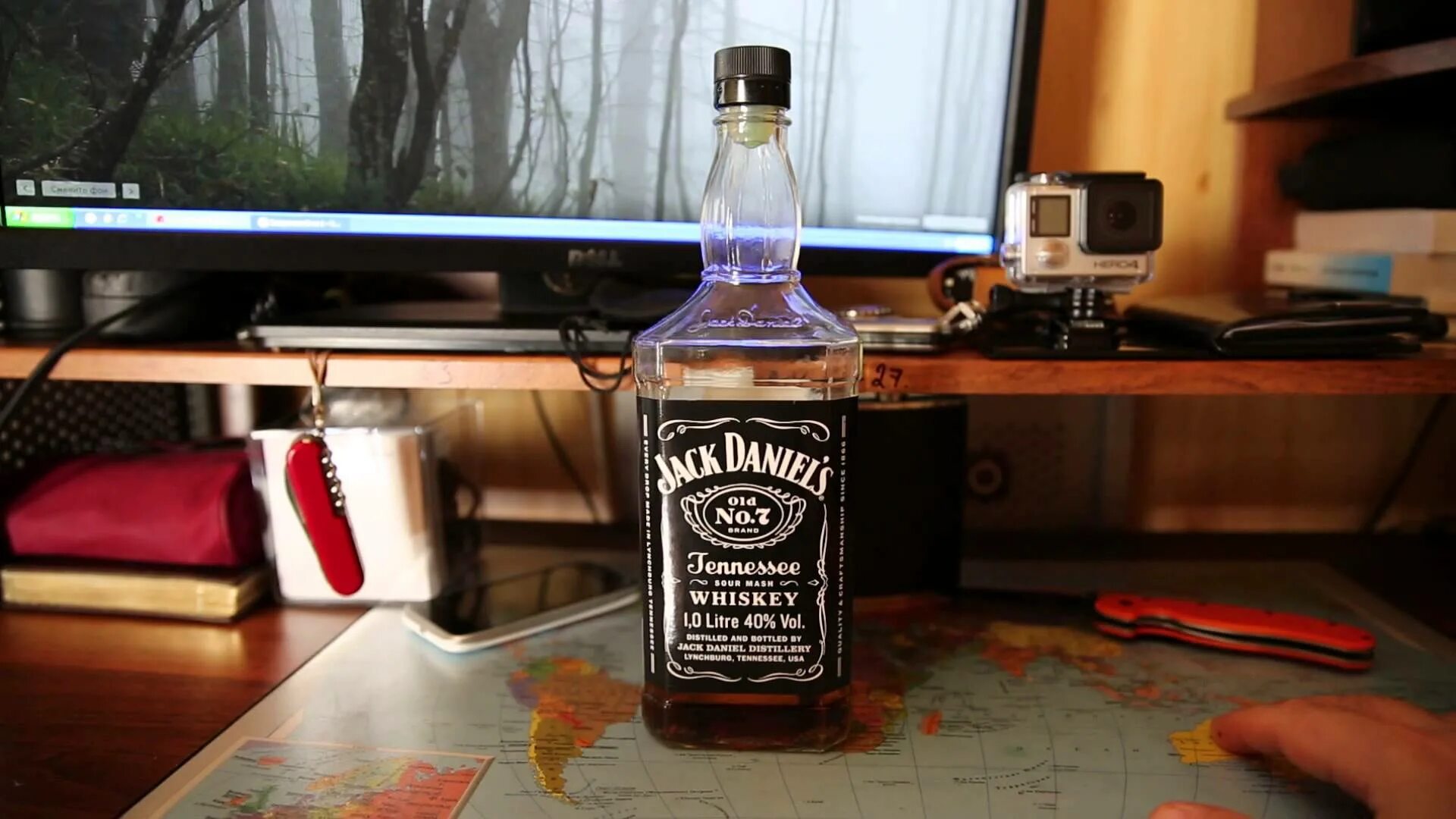 Джек Дэниэлс 4 виски. Виски Джек Дэниэлс на столе. Джек Дэниэлс около компа. Виски на столе. Пьем виски дома