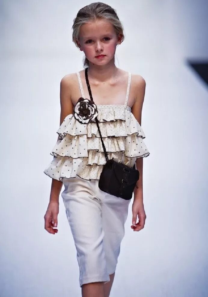 юные моодельки на подиуме. подиум юных моделей. подиум бикини. подиум юных моделей. подиум показ.