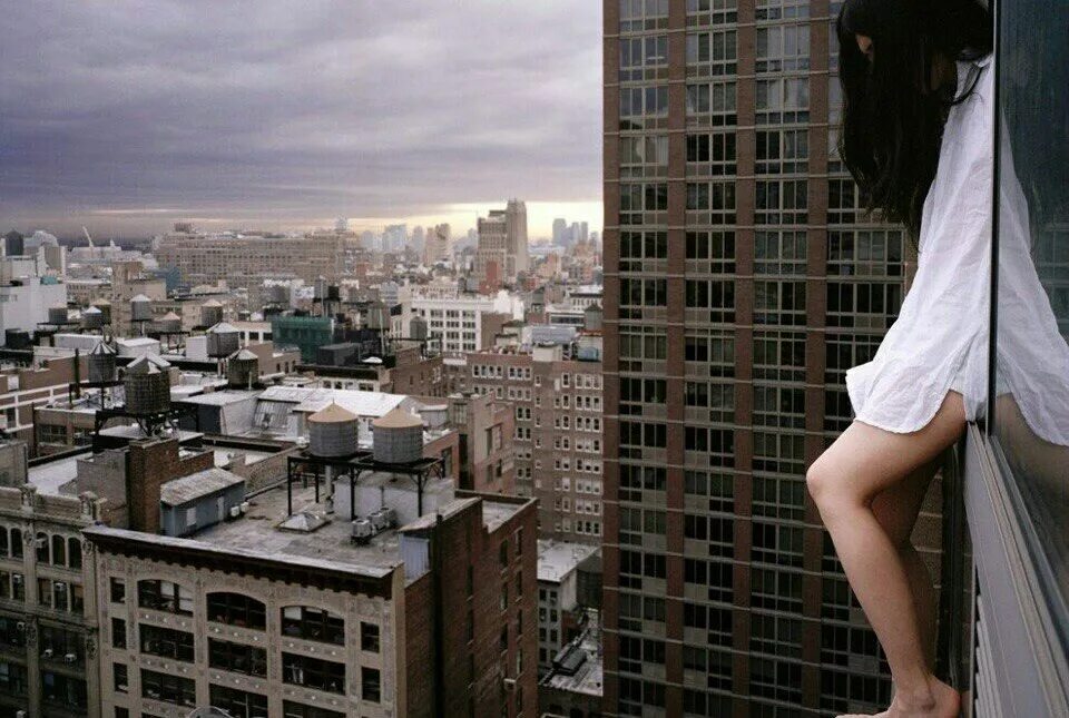 Сандрин киберлэн. Картинки недовольные жители новосибирска. Девушка 6 этаж. Россошь девушка выпала из окна. Laniyan екатерина.